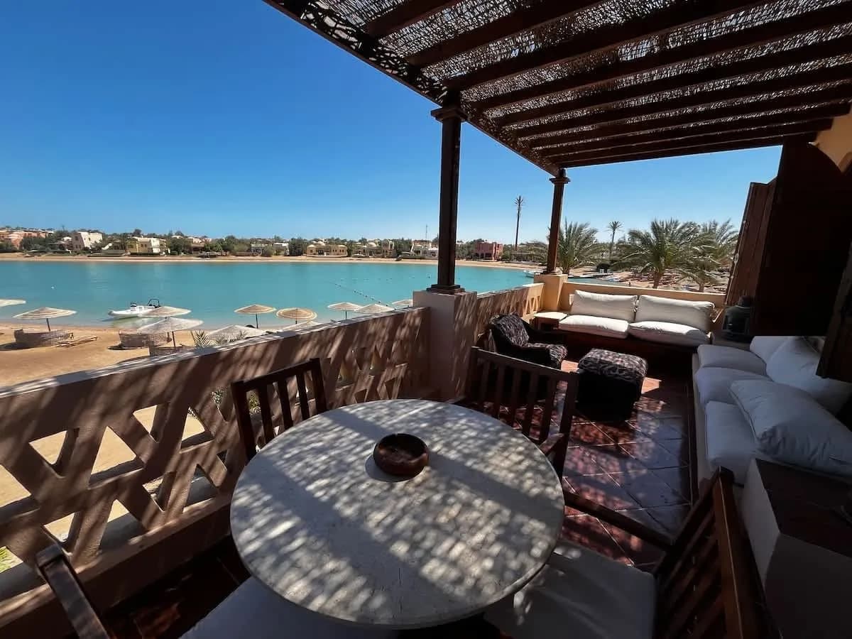Unique lagoon front and central 2beds apt